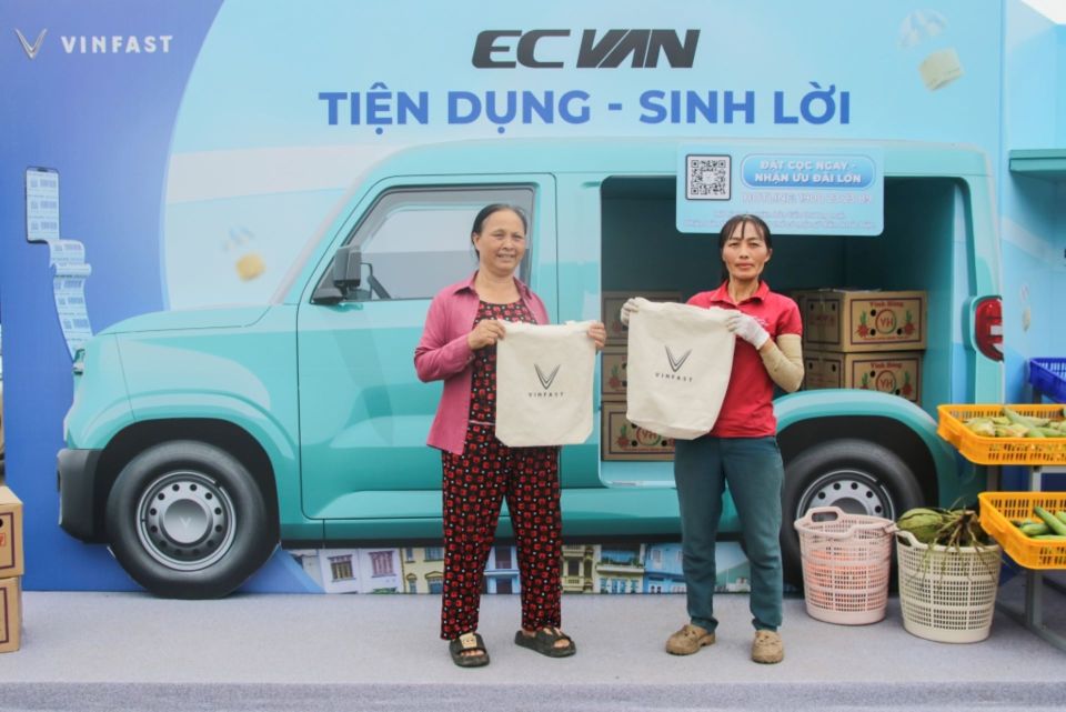 Lần đầu biết tới ô tô điện chở hàng VinFast EC Van, tiểu thương Hà Nội hào hứng xem thử, có người chốt cọc tại chỗ