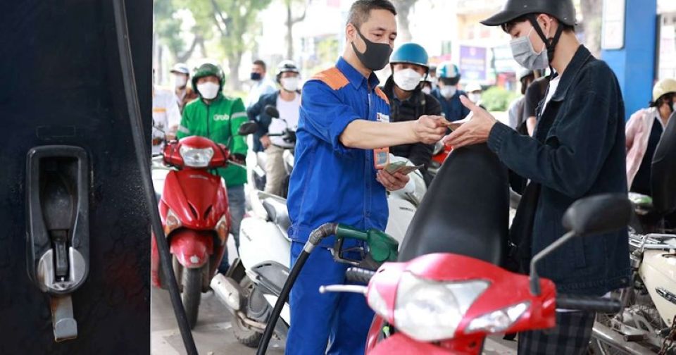 Giá xăng tăng nhẹ, RON 95 ở mức 19.565 đồng/lít