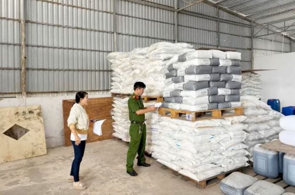 Cà Mau: Thu giữ 25 tấn hóa chất và 1.000 sản phẩm mỹ phẩm không rõ nguồn gốc