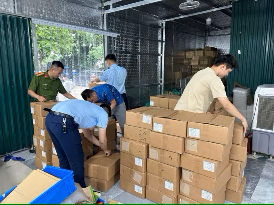 Hà Nội: Thu giữ hơn 5.000 lọ 'mỹ phẩm Hàn Quốc' không rõ nguồn gốc