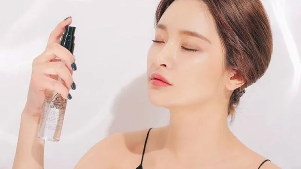 Cách giúp lớp trang điểm bền hơn trong thời tiết nắng nóng