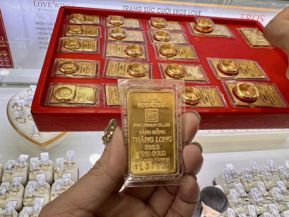 Giá vàng ngày 4/6/2025: Vàng thế giới lao dốc, SJC hạ gần 1 triệu đồng/lượng