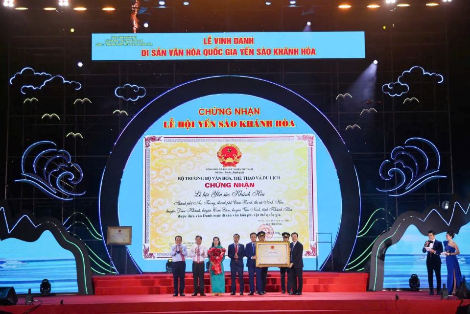 Mãn nhãn với 40 món ăn độc đáo chế biến từ yến sào Khánh Hòa