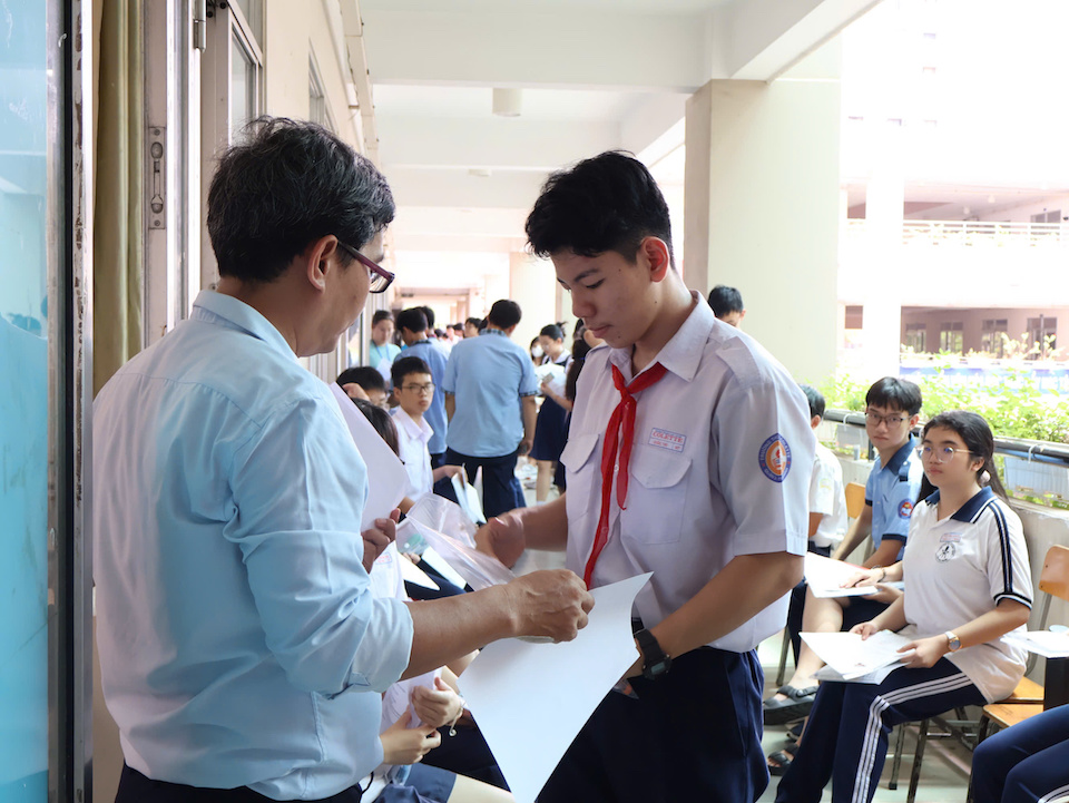 Thi lớp 10 ở TP Hồ Chí Minh: Thí sinh vui mừng vì đề tiếng anh "dễ thở"