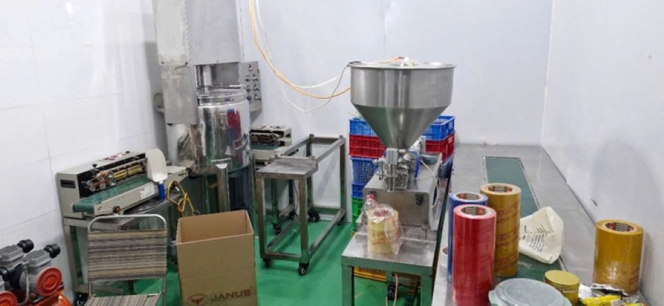 Triệt phá đường dây làm mỹ phẩm giả, phát hiện hơn 10 tấn mỹ phẩm không rõ nguồn gốc