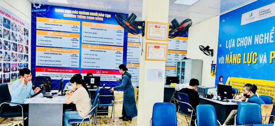Nhiều phụ huynh, học sinh đăng ký xét tuyển Chương trình 9+