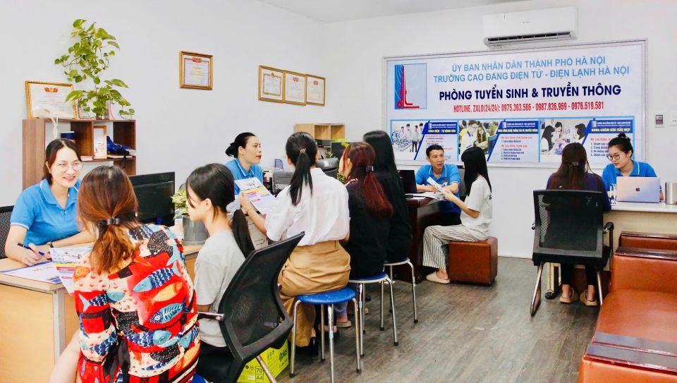 Nhiều phụ huynh, học sinh đăng ký xét tuyển Chương trình 9+