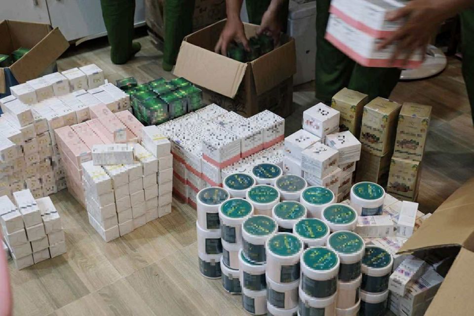 Triệt phá đường dây làm mỹ phẩm giả, phát hiện hơn 10 tấn mỹ phẩm không rõ nguồn gốc