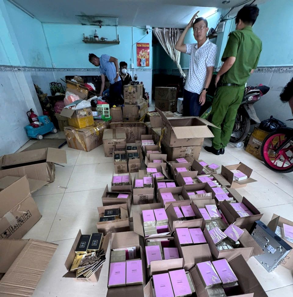 TP Hồ Chí Minh thu giữ gần 10.000 chai nước hoa giả