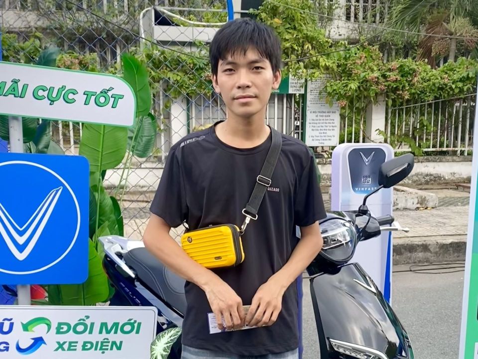 Sắm xe máy VinFast làm dịch vụ, tài xế chia sẻ: “Không bao giờ quay lại xe xăng”
