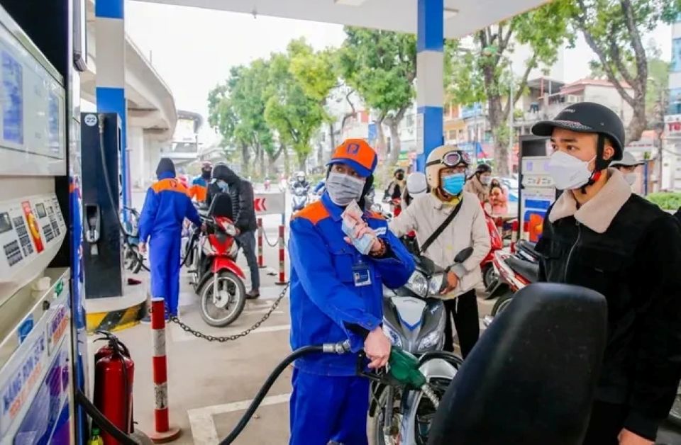 Giá xăng tiếp tục tăng phiên thứ 5 liên tiếp, RON 95 lên 21.500 đồng/lít