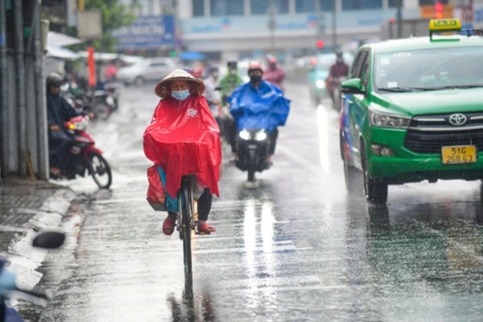 Thời tiết ngày 10/7/2025: Bắc Bộ mưa lớn trên diện rộng, Nam Bộ ngày nắng
