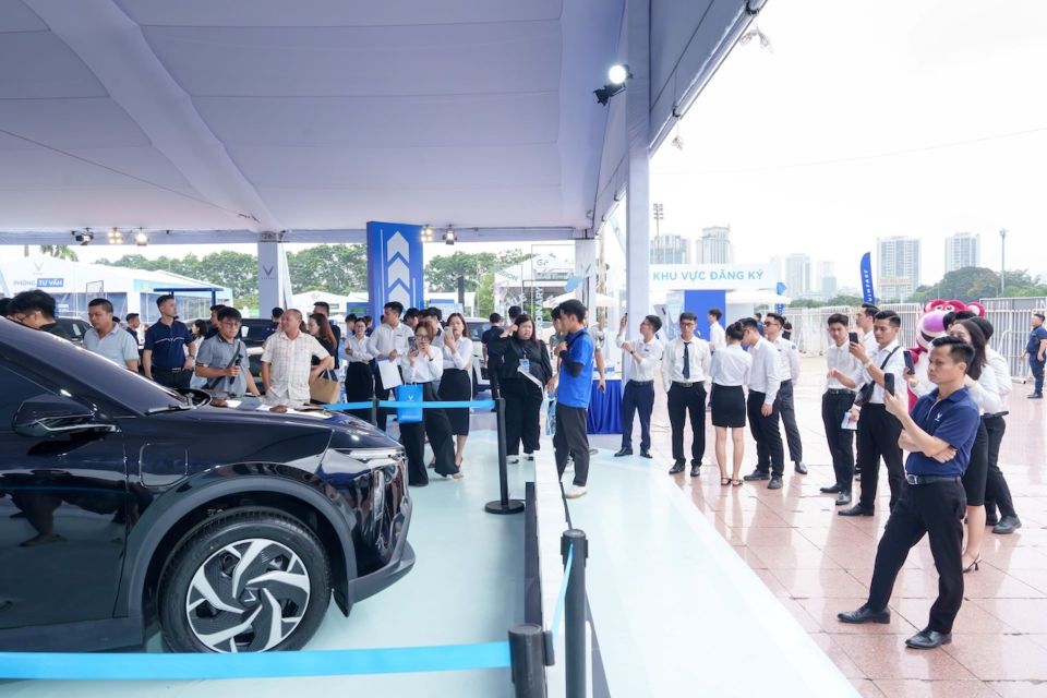 VinFast Limo Green khiến khách Việt mê mẩn tại sự kiện “Thu xăng - Đổi điện”