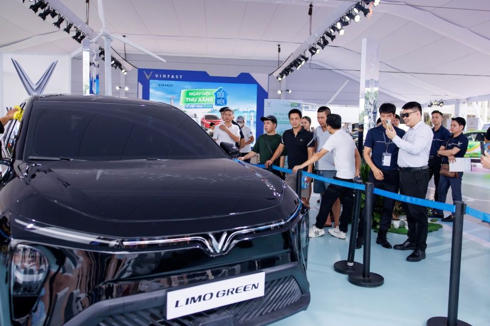 VinFast Limo Green khiến khách Việt mê mẩn tại sự kiện “Thu xăng - Đổi điện”