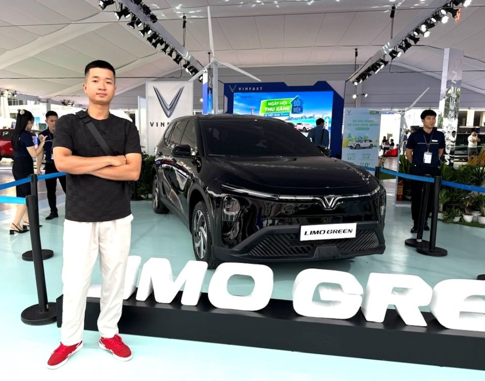 VinFast Limo Green khiến khách Việt mê mẩn tại sự kiện “Thu xăng - Đổi điện”
