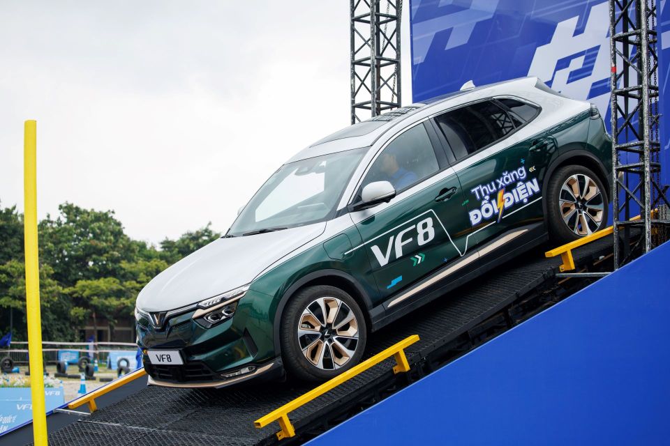 “Đi xe xăng, về xe điện”, người dùng chia sẻ: Lái ngon, ưu đãi lớn, tội gì không lên đời