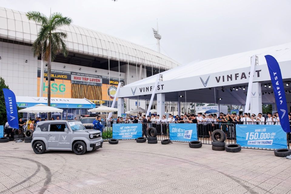 VinFast Limo Green khiến khách Việt mê mẩn tại sự kiện “Thu xăng - Đổi điện”