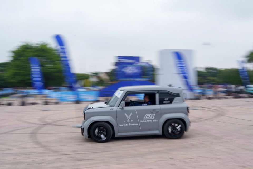VinFast Limo Green khiến khách Việt mê mẩn tại sự kiện “Thu xăng - Đổi điện”