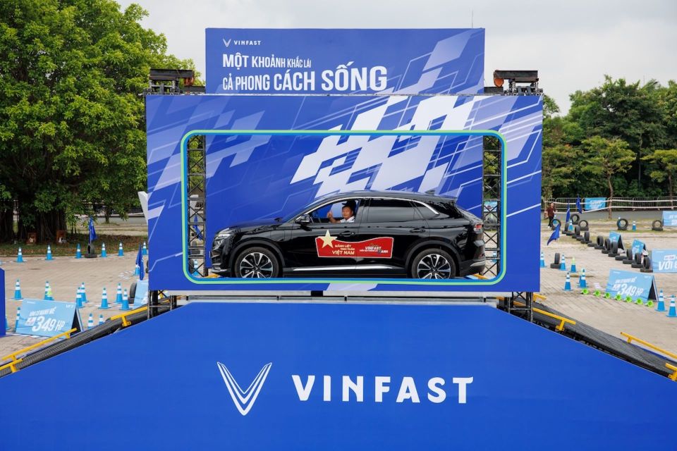 VinFast Limo Green khiến khách Việt mê mẩn tại sự kiện “Thu xăng - Đổi điện”