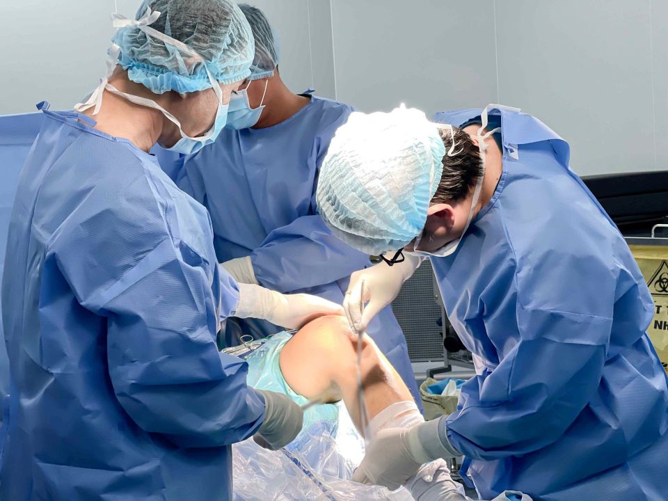 Vinmec Cần Thơ phẫu thuật thành công chấn thương khớp gối do đá bóng