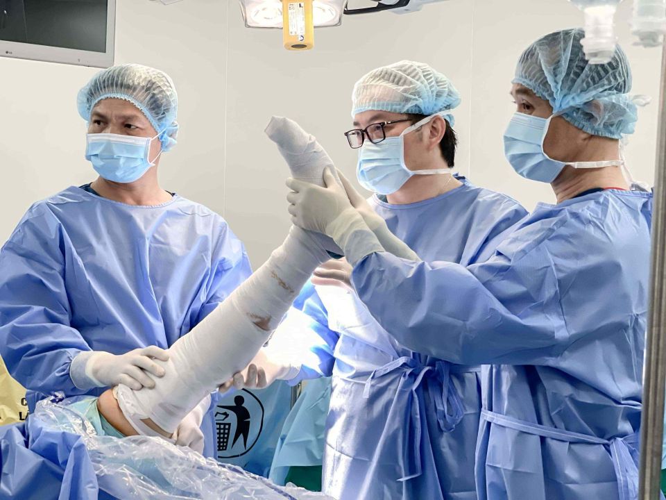 Vinmec Cần Thơ phẫu thuật thành công chấn thương khớp gối do đá bóng