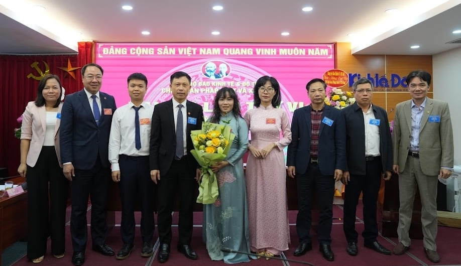 Đảng ủy Báo Kinh tế & Đô thị tặng hoa chúc mừng cấp ủy khóa mới nhiệm kỳ 2025-2027 của Chi bộ Ban Pháp luật và Xã hội