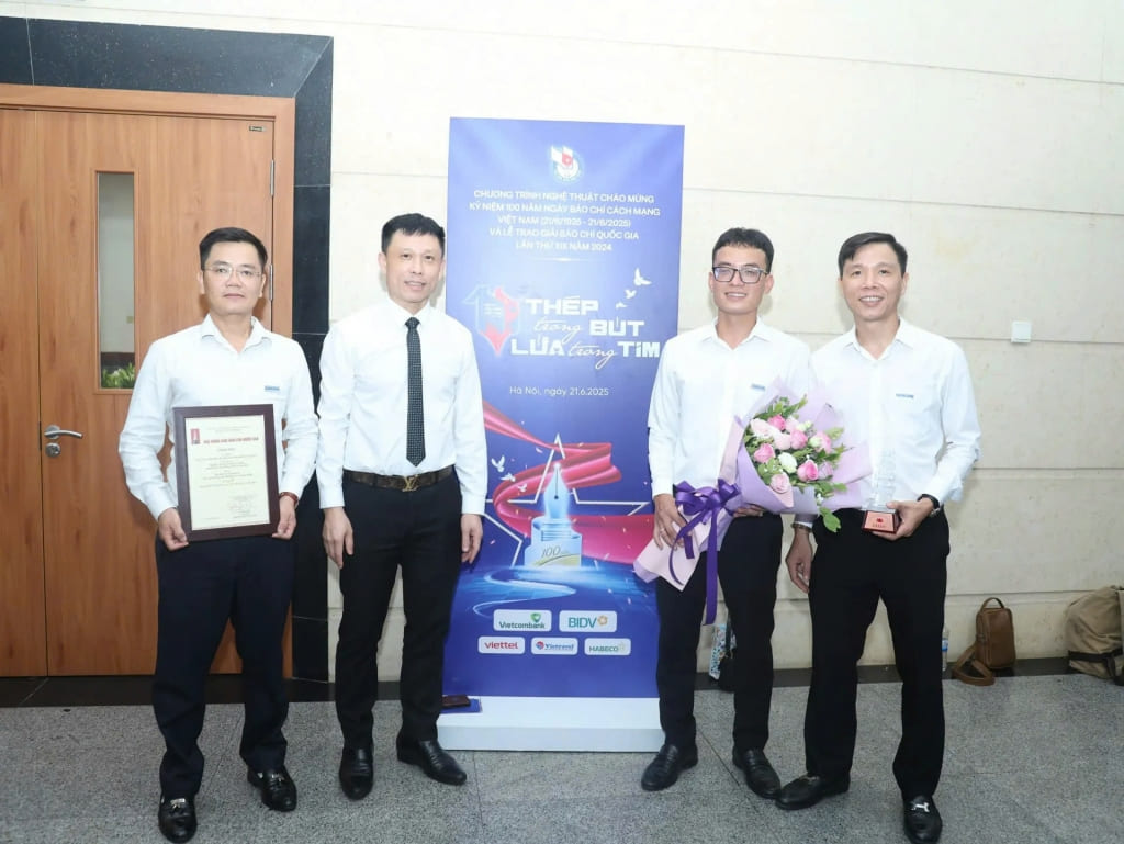 Nhà báo Lê Thành Đạt (ngoài cùng bên trái) cùng nhóm tác giả đạt giải C Giải Báo chí quốc gia lần thứ XIX năm 2024.