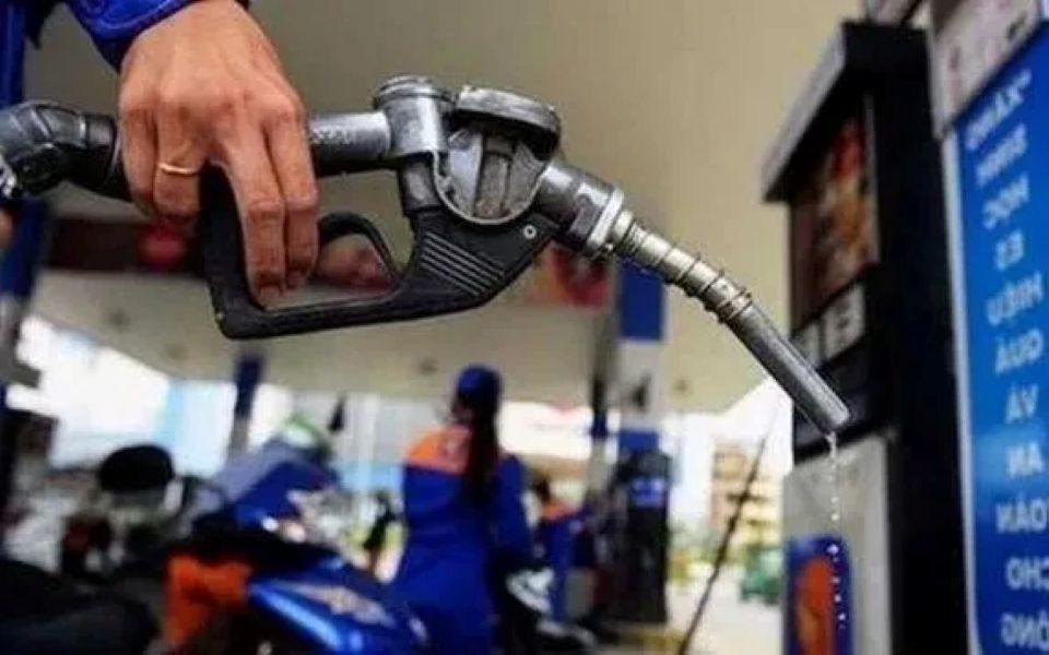 Giá xăng bật tăng, RON 95 ở mức 20.074 đồng/lít