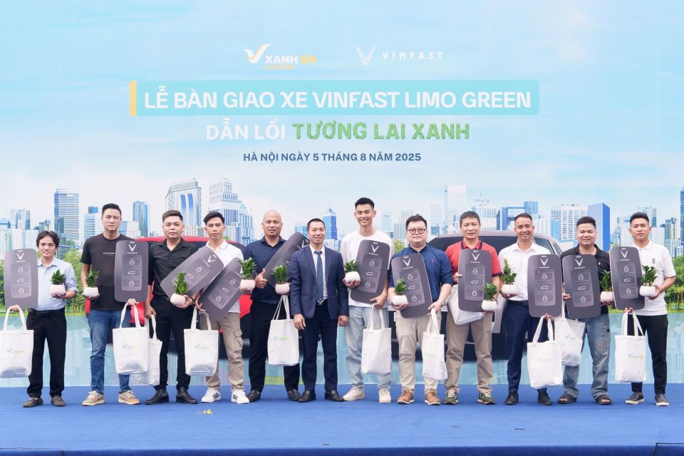 Mua VinFast Limo Green về chạy dịch vụ, tài xế nhận xét: Thực tế đẹp hơn trong ảnh, rộng rãi hơn các đối thủ cùng tầm tiền