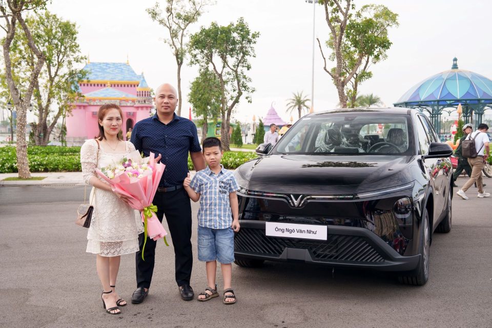 Mua VinFast Limo Green về chạy dịch vụ, tài xế nhận xét: Thực tế đẹp hơn trong ảnh, rộng rãi hơn các đối thủ cùng tầm tiền