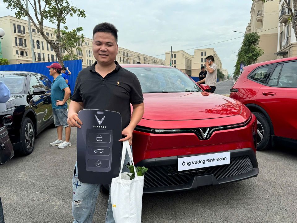 Mua VinFast Limo Green về chạy dịch vụ, tài xế nhận xét: Thực tế đẹp hơn trong ảnh, rộng rãi hơn các đối thủ cùng tầm tiền