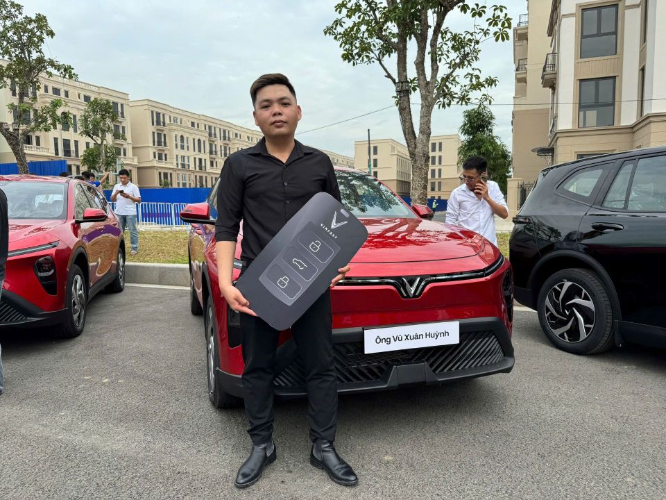 Mua VinFast Limo Green về chạy dịch vụ, tài xế nhận xét: Thực tế đẹp hơn trong ảnh, rộng rãi hơn các đối thủ cùng tầm tiền