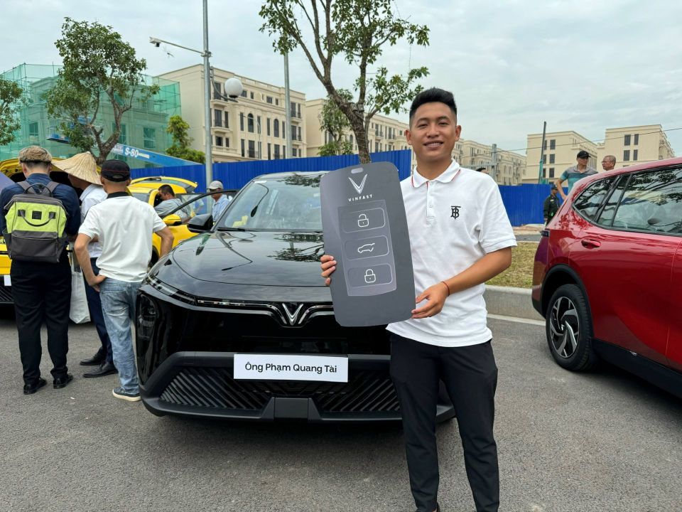 Mua VinFast Limo Green về chạy dịch vụ, tài xế nhận xét: Thực tế đẹp hơn trong ảnh, rộng rãi hơn các đối thủ cùng tầm tiền