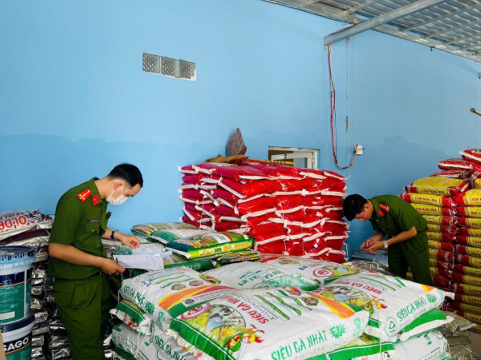 Cà Mau tạm giữ 77 tấn phân bón, chế phẩm nuôi thủy sản không rõ nguồn gốc