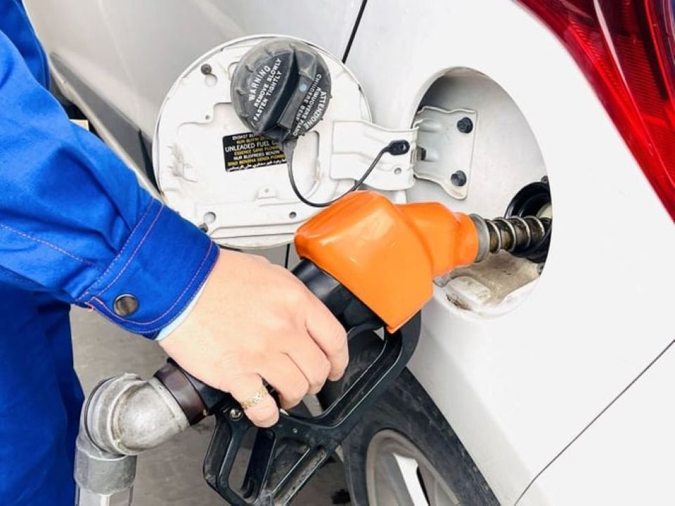 Giá xăng đồng loạt giảm, RON 95 về mức dưới 20.000 đồng/lít