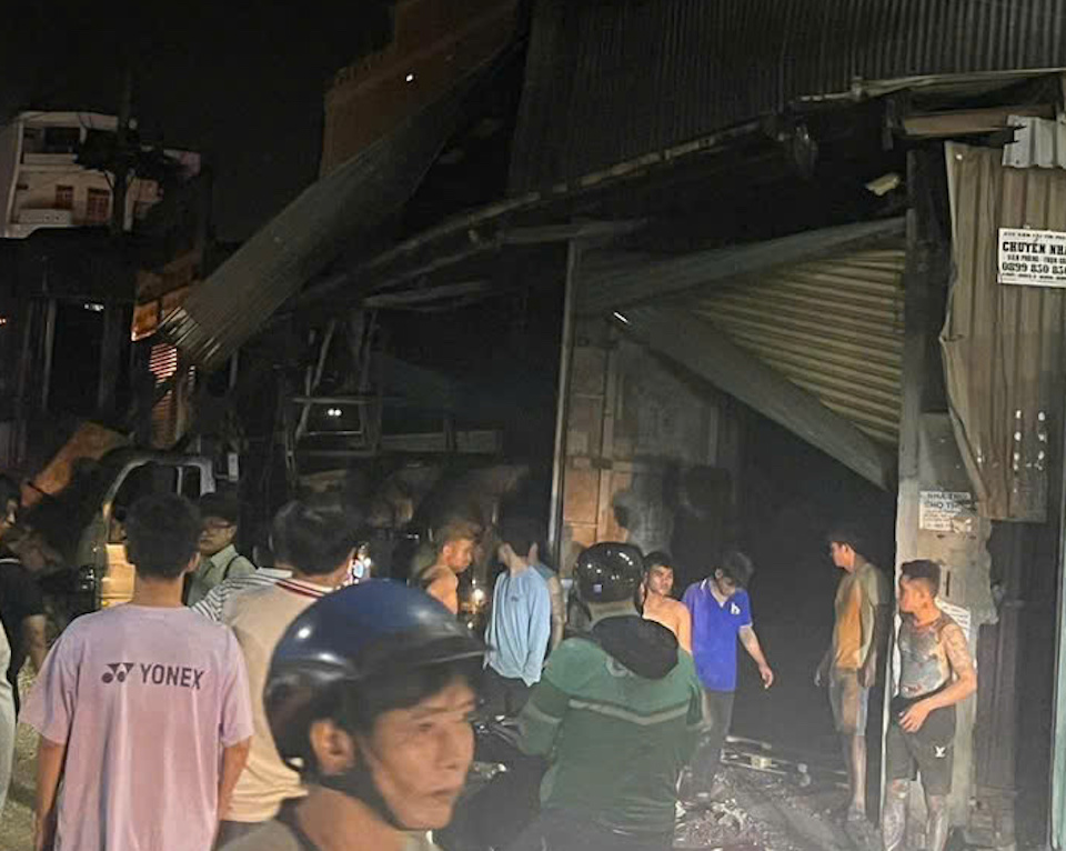 TP Hồ Chí Minh: nổ lớn bên trong công ty kính, nhiều nhà dân bị ảnh hưởng