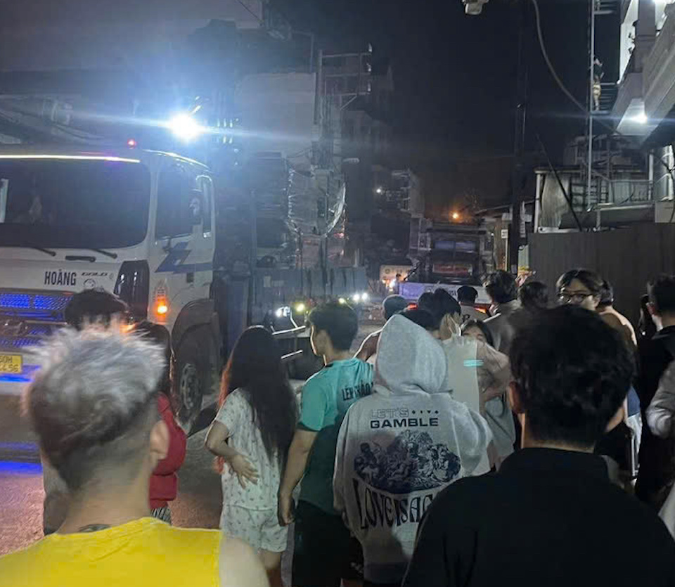 TP Hồ Chí Minh: nổ lớn bên trong công ty kính, nhiều nhà dân bị ảnh hưởng