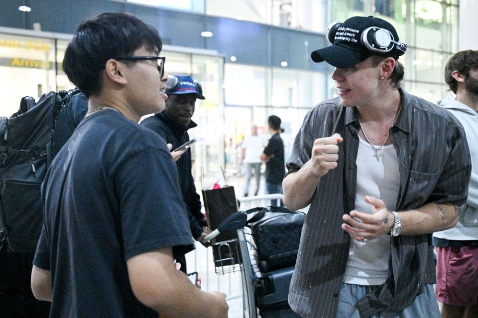 Ngôi sao Úc The Kid LAROI đến Việt Nam: Rapper Double2T "sốc" vì gặp idol trên máy bay, 1 fan ruột đợi suốt 5 tiếng để gặp thần tượng