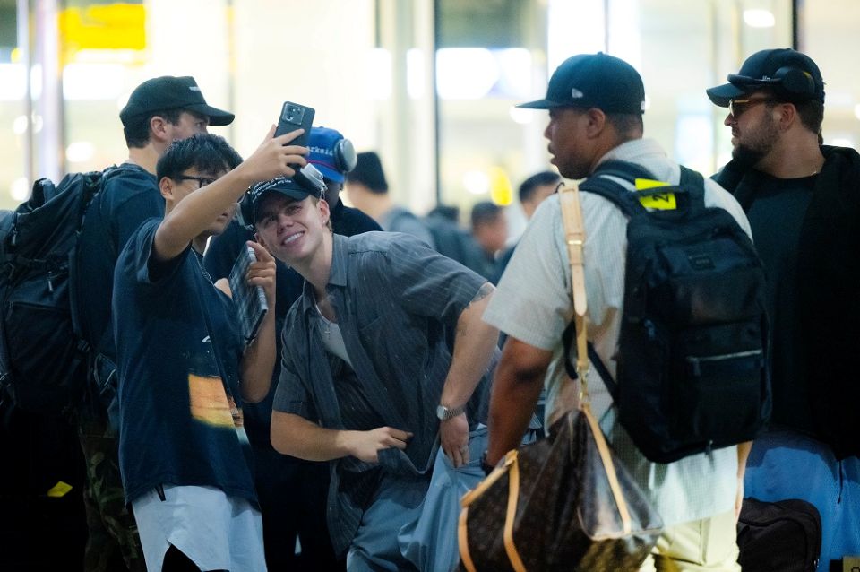 Ngôi sao Úc The Kid LAROI đến Việt Nam: Rapper Double2T "sốc" vì gặp idol trên máy bay, 1 fan ruột đợi suốt 5 tiếng để gặp thần tượng