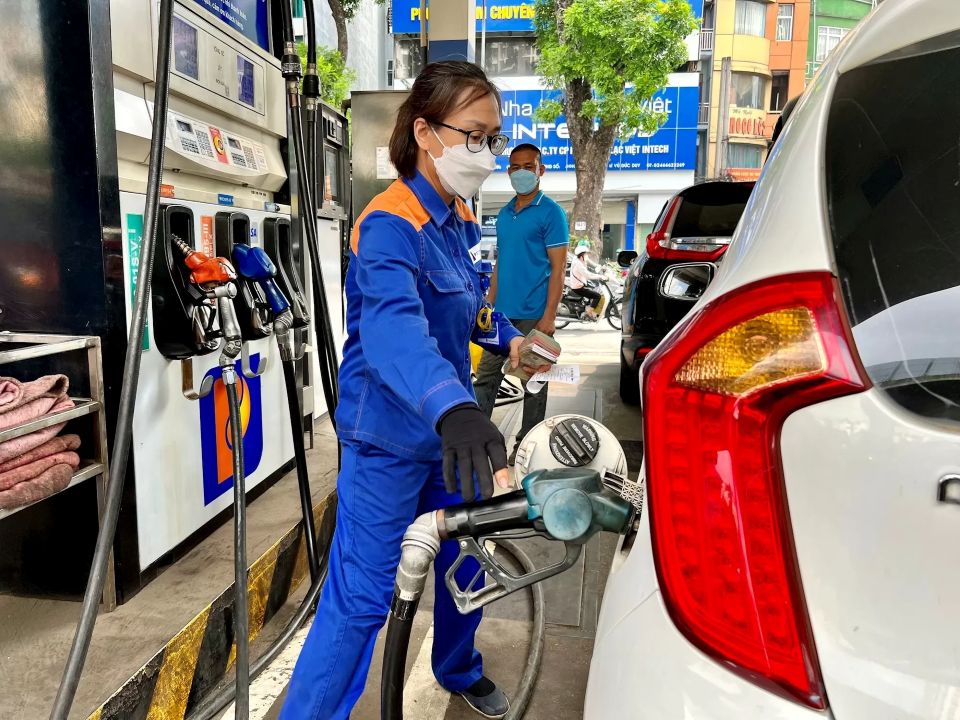 Giá xăng bật tăng, RON 95 vượt 20.000 đồng/lít