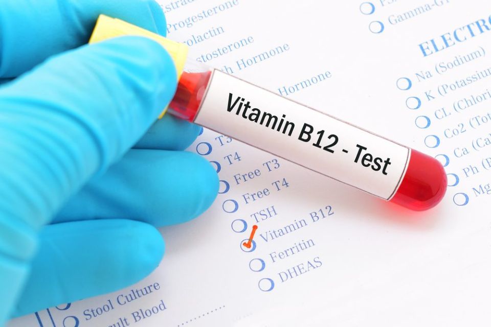 Ai dễ bị thiếu hụt vitamin B12?