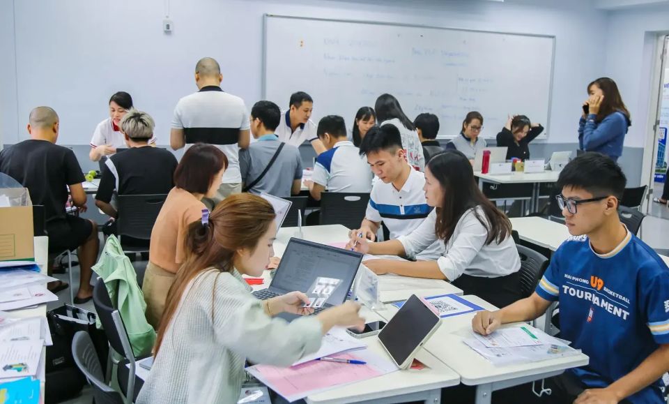 Tuyển sinh 2025: Nhiều thí sinh thở phào, số ít vẫn chênh vênh