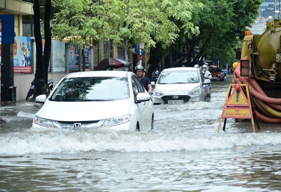 Cần làm lưu ý điều gì khi lái ô tô điện đi qua vùng ngập nước?