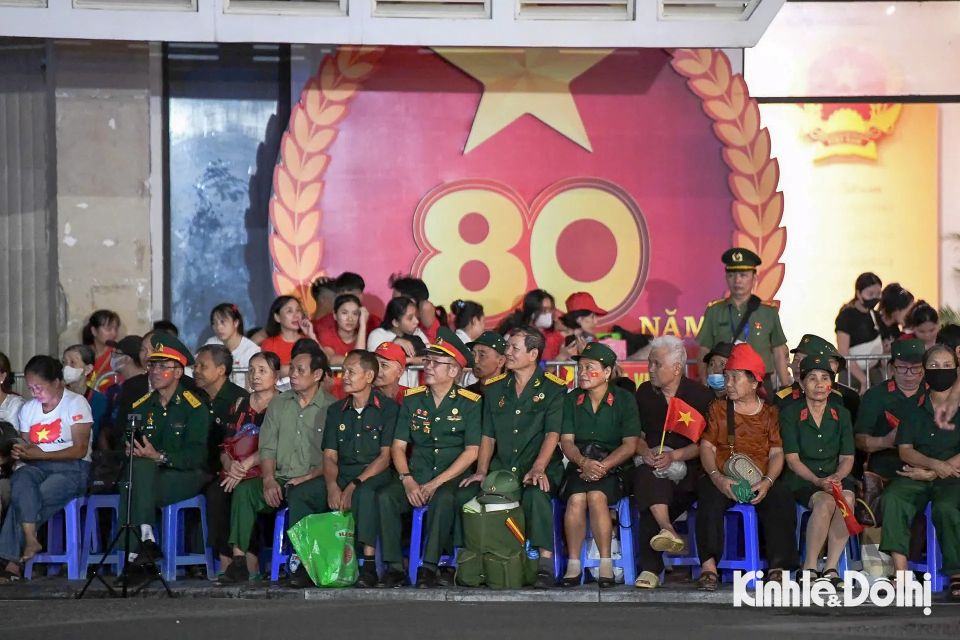 Khoảnh khắc lắng đọng: Cựu chiến binh cùng Nhân dân hướng về Ba Đình chờ tổng duyệt diễu binh