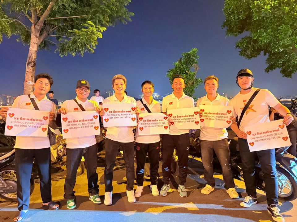 Hành động đẹp của nhóm thanh niên chạy xe ôm miễn phí phục vụ người già, trẻ em đi xem A80