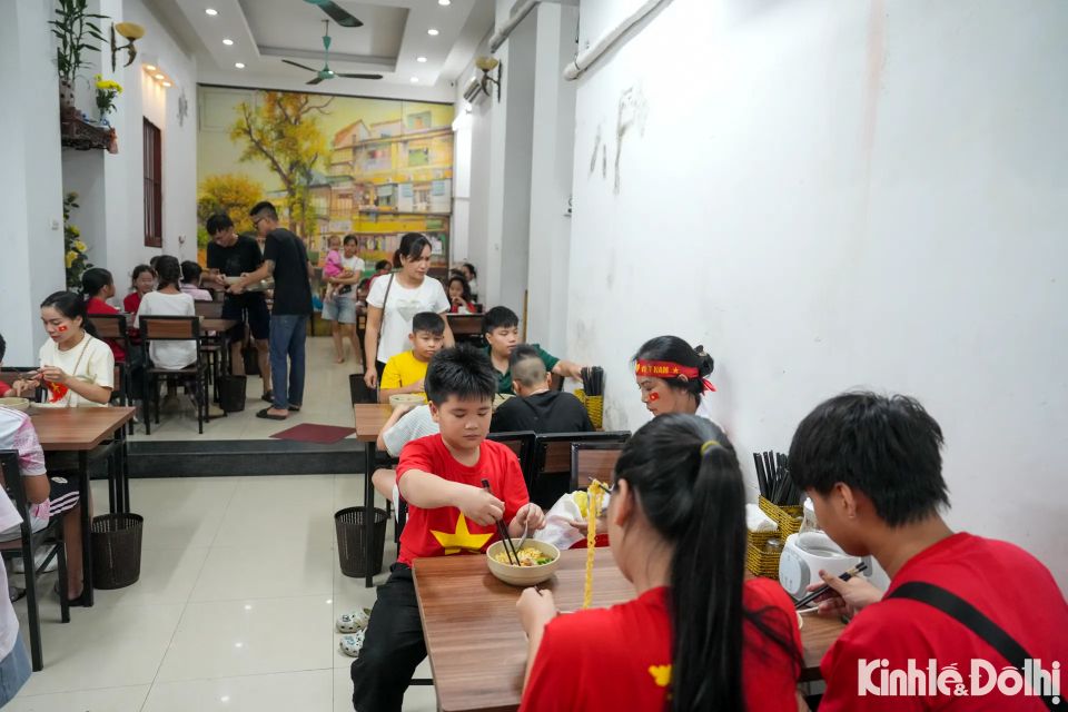 Quán ăn tặng miễn phí cả nghìn suất ăn cho người dân xem diễu binh