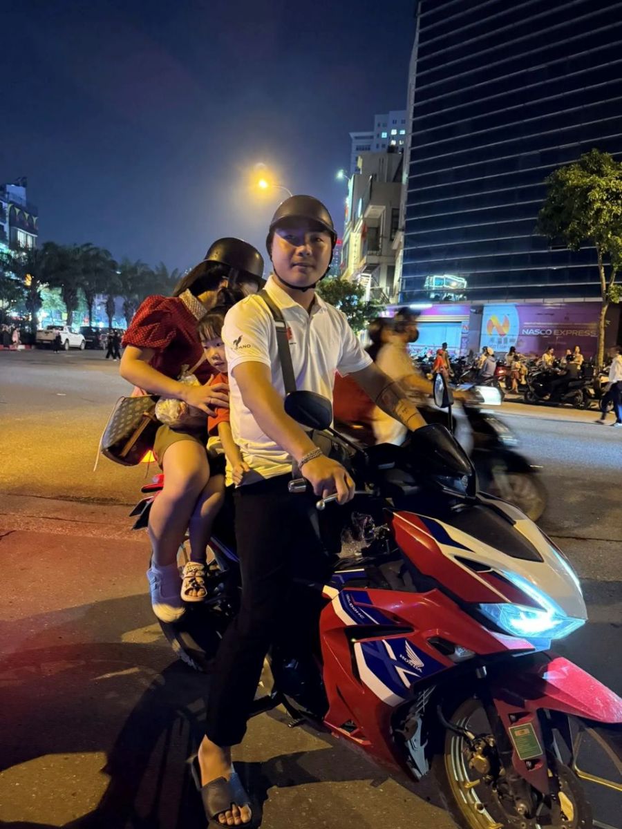 Hành động đẹp của nhóm thanh niên chạy xe ôm miễn phí phục vụ người già, trẻ em đi xem A80