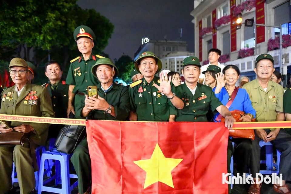 Khoảnh khắc lắng đọng: Cựu chiến binh cùng Nhân dân hướng về Ba Đình chờ tổng duyệt diễu binh