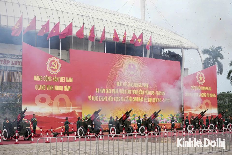 21 loạt pháo lễ đồng loạt khai hoả trong lễ tổng duyệt cấp Nhà nước kỷ niệm 80 năm Quốc khánh 2/9