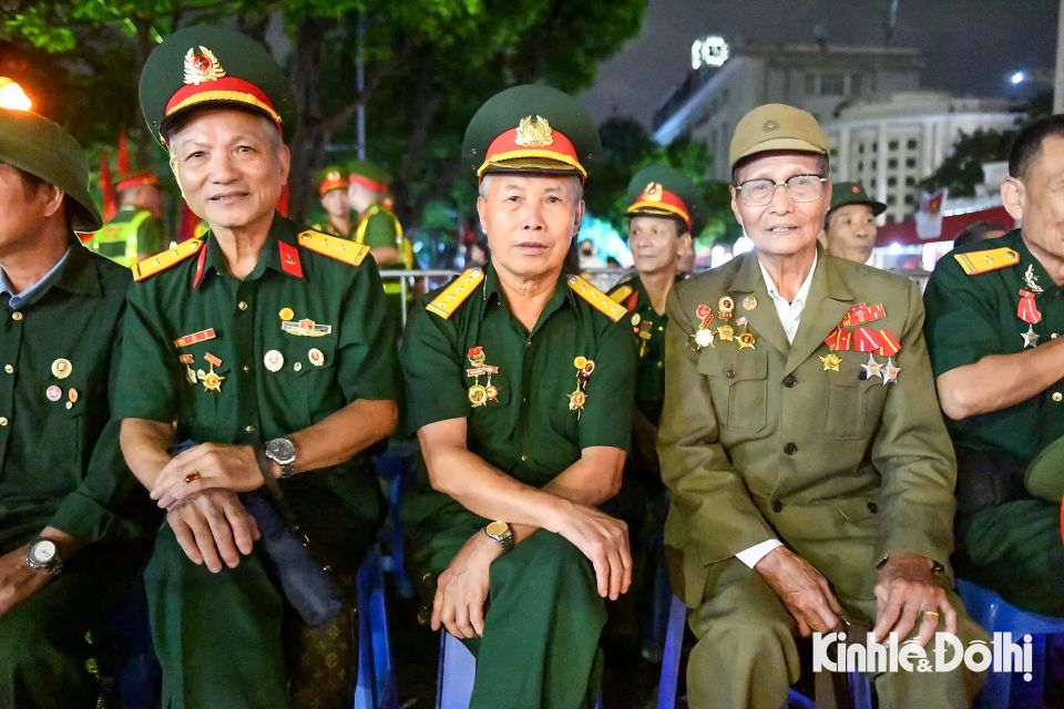 Khoảnh khắc lắng đọng: Cựu chiến binh cùng Nhân dân hướng về Ba Đình chờ tổng duyệt diễu binh